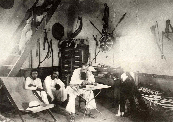 Paul Soleillet chez lui à Obock, 1884