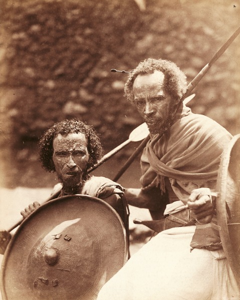 Portrait de deux hommes Afar en tenue traditionnelle, 1888