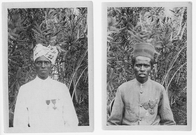 Tirailleurs Somalis décorés de la Grande Guerre posant dans le jardin du palais du gouverneur en 1934