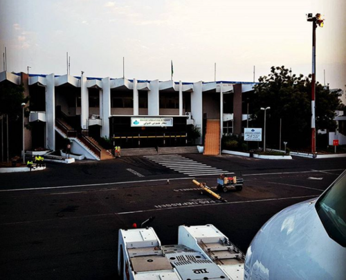 Entrée de l'aéroport de Djibouti en 1998.