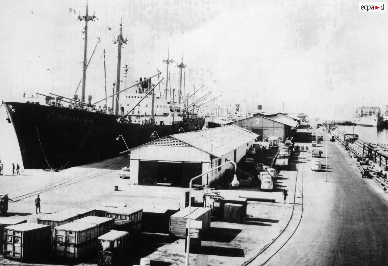 Le port et la jetée au large.1965