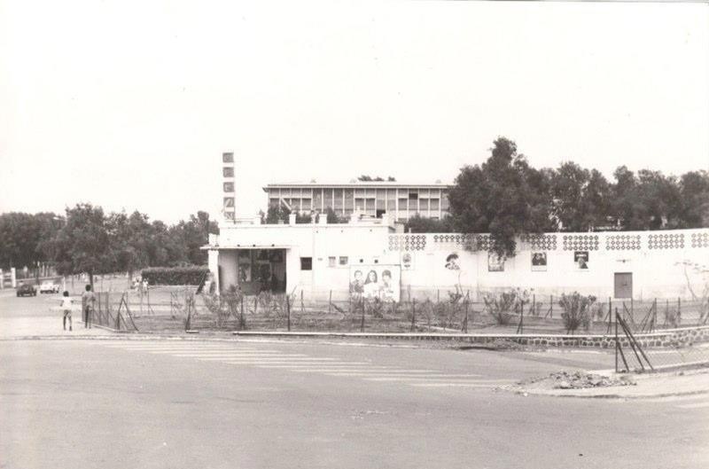 Barbelé autour du cinema Odéon suite aux manifestations 1966
