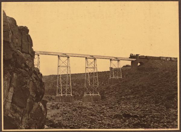 Train de marchandises s'engageant sur le pont de Holl-Holl (chemin de fer) en 1922