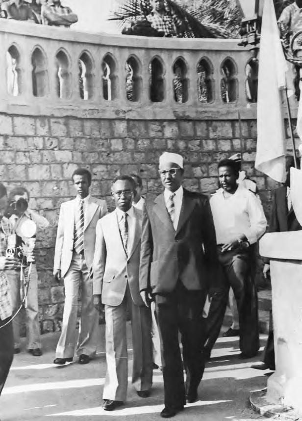 Le 1er président de la République devant le nouveau palais présidentiel en 1977.