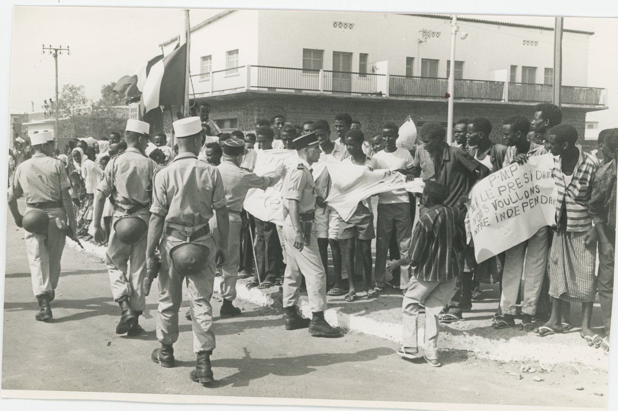 Manifestants réprimés dans les rues de Djibouti lors de la visite du Général De Gaulle en 1966.
